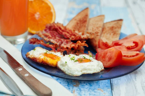 Utsökt frukost med stekt ägg på tallrik — Stockfoto