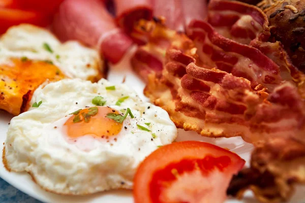 Pastırmalı kızarmış yumurta yakın çekim