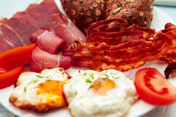 Kahvaltı yumurta, pastırma ve ayrılmaz buns-Chrono ile yakın çekim 