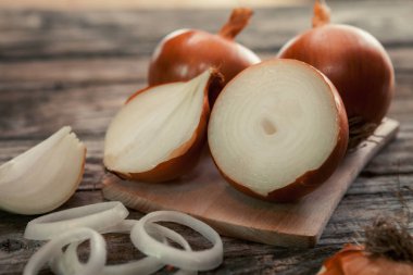 Soğan ile taze soğan doğrama kurulu keser
