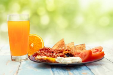 Sabah kahvaltı sahanda yumurta ve portakal suyu ile