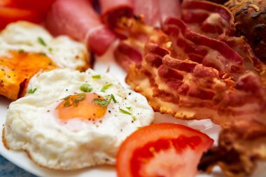 Pastırmalı kızarmış yumurta yakın çekim