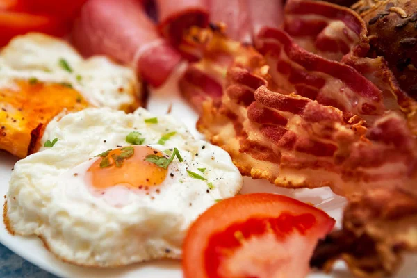 Pastırmalı kızarmış yumurta yakın çekim