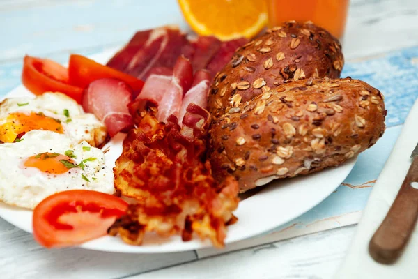 Kızarmış yumurta ayrılmaz çörekler ve pastırma-Chrono diyet