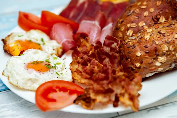 Sahanda yumurta ve buns-Chrono diyet lezzetli domuz pastırması