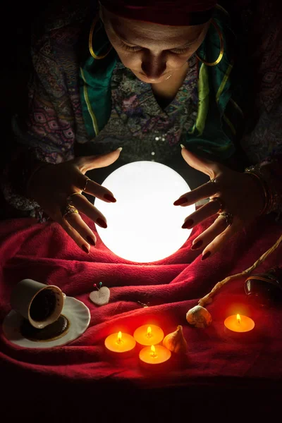 Guślarz kobiece z jej rąk powyżej kryształowej kuli — Zdjęcie stockowe