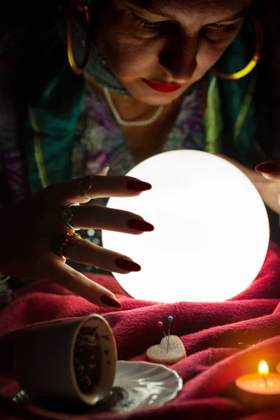 Cigano Fortuneteller Com Mãos Acima Iluminado Bola Cristal — Fotografia de Stock