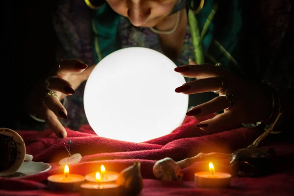 Fortune teller kobieta patrząc na kryształową kulę — Zdjęcie stockowe