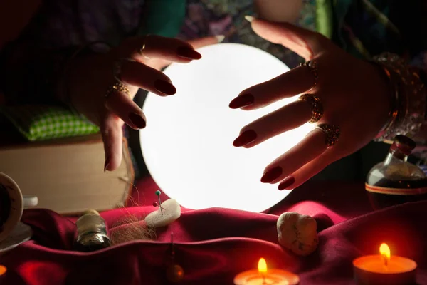 Bola de cristal e mãos de cigano cartomante mulher acima dele — Fotografia de Stock