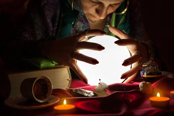 Çingene fortune teller kadın elleri yukarıda kristal küre — Stok fotoğraf