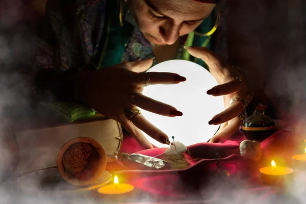 Mujer gitana adivina mirando bola de cristal — Foto de Stock