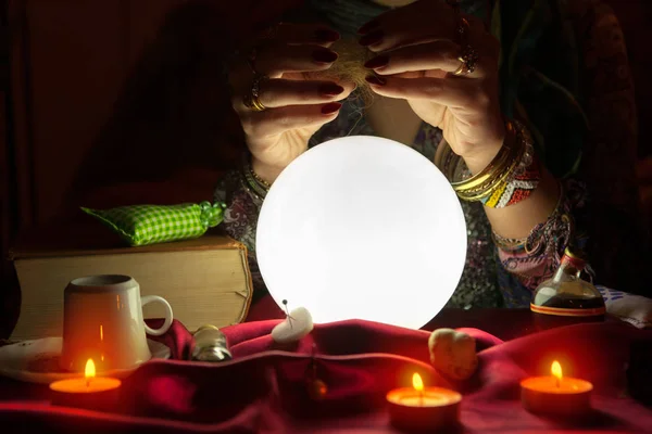 Bir falcı-crystall topu, iksir ve büyü — Stok fotoğraf