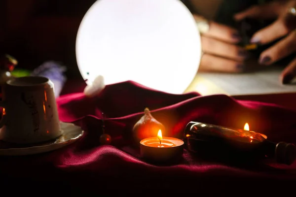 Bola de cristal y velas para la adivinación — Foto de Stock