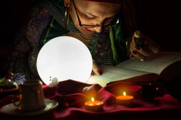 Çingene fortune teller kadın büyü ile kitap okuma — Stok fotoğraf