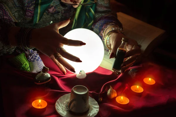Aşk iksiri fortune teller kadının elinde