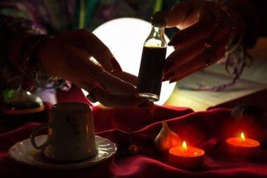 Elinde tutan bir falcı aşk iksiri