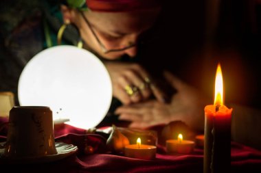 Palmiye itibaren bir servet okuyan yanan mum ve fortune teller