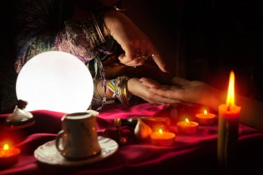 Fortune teller kadın yardım gelecekte okuma