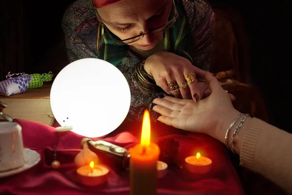 Donna chiromante che tiene un'altra donna per mano per la lettura delle palme — Foto Stock