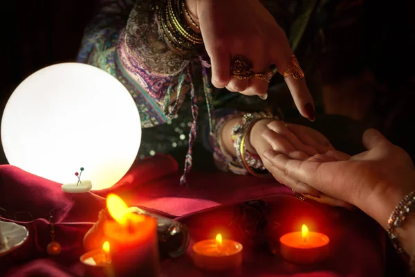 Kadın falcı işaret parmağına başka bir kadın palm ile