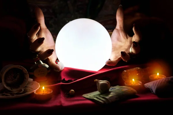 Mãos de cartomante com bola de cristal no meio — Fotografia de Stock