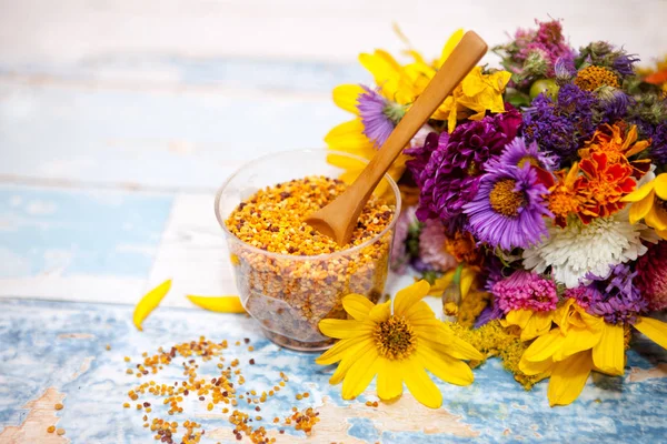 Arı polen tahta kaşıkla plastik cam