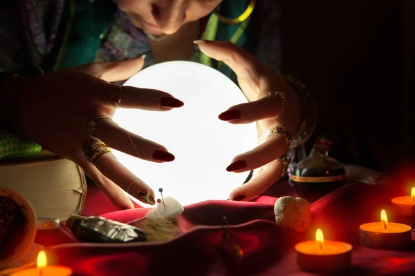 Cigano cartomante com bola de cristal prevendo o futuro — Fotografia de Stock