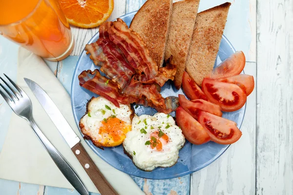 Prato de comida saudável com bacon e ovos — Fotografia de Stock