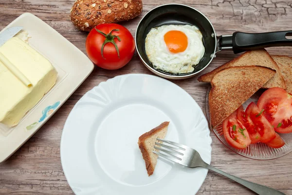 Sahanda yumurta, tereyağı ve tost-ev yapımı Kahvaltı