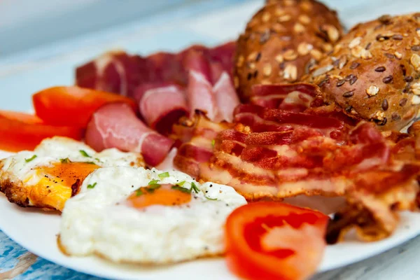 Yağda yumurta ve pastırmalı kahvaltı.