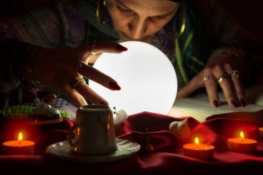 Büyü kullanarak çingene falcı gazes içine crystalball,