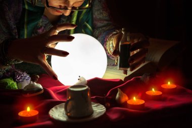 Fortune teller kadın kristal top bakıyor