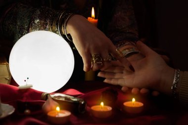 Çingene falcı bir servet palm den okuyun.