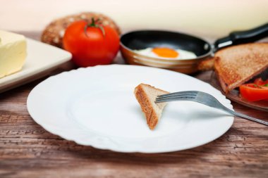 Ekmek tost bir çatal üzerinde