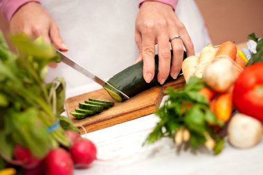 Kesme sebze kesme tahtası üzerinde