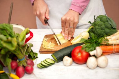 Kadın sarı biber bir bıçak ile dilimleme