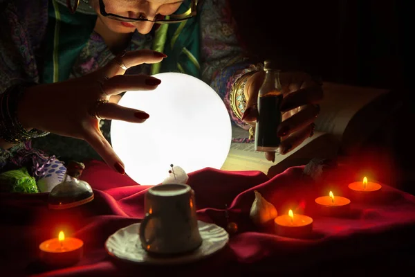 Fortune teller kadın kristal top bakıyor — Stok fotoğraf