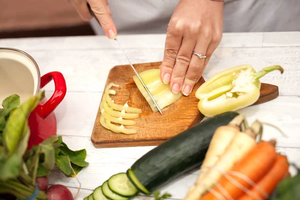 Kadın sarı biber dilimleri kesme