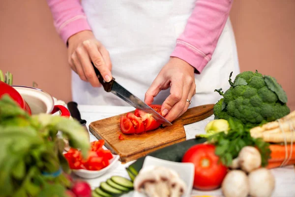 Schneiden von Tomaten in Scheiben — Stockfoto