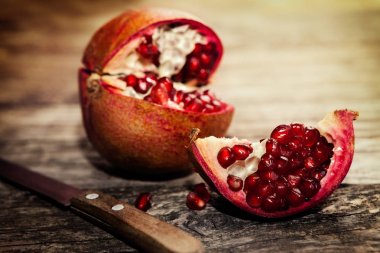 Masanın üzerine bıçakla taze çiğ nar