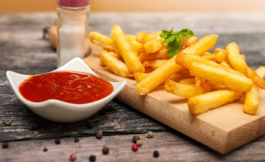 Domates sos ve patates kızartması