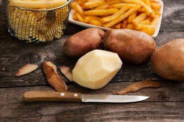 Soyulmuş ve unpeeled patates 