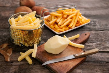 Doğrama kurulu bir bıçakla üzerine patates
