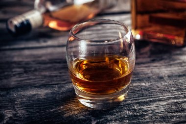 Alkol içki viski ile cam