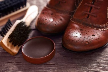 Lehçe krem ve fırça ile ayakkabı