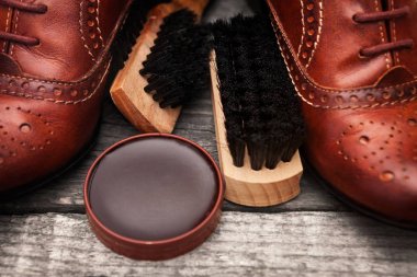 Ayakkabı, fırçalar ve ayakkabı krem