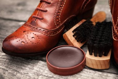 Ayakkabı krem, fırçalar ve kahverengi deri ayakkabı