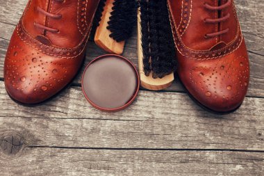 Kahverengi deri ayakkabı, fırça ve ayakkabı krem