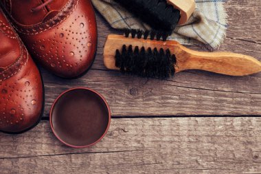Ayakkabı parlatma donanımları ile masada