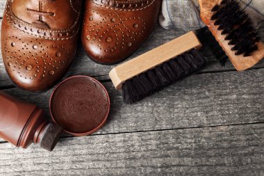 Krem deri ayakkabı ile tabloda Lehçe